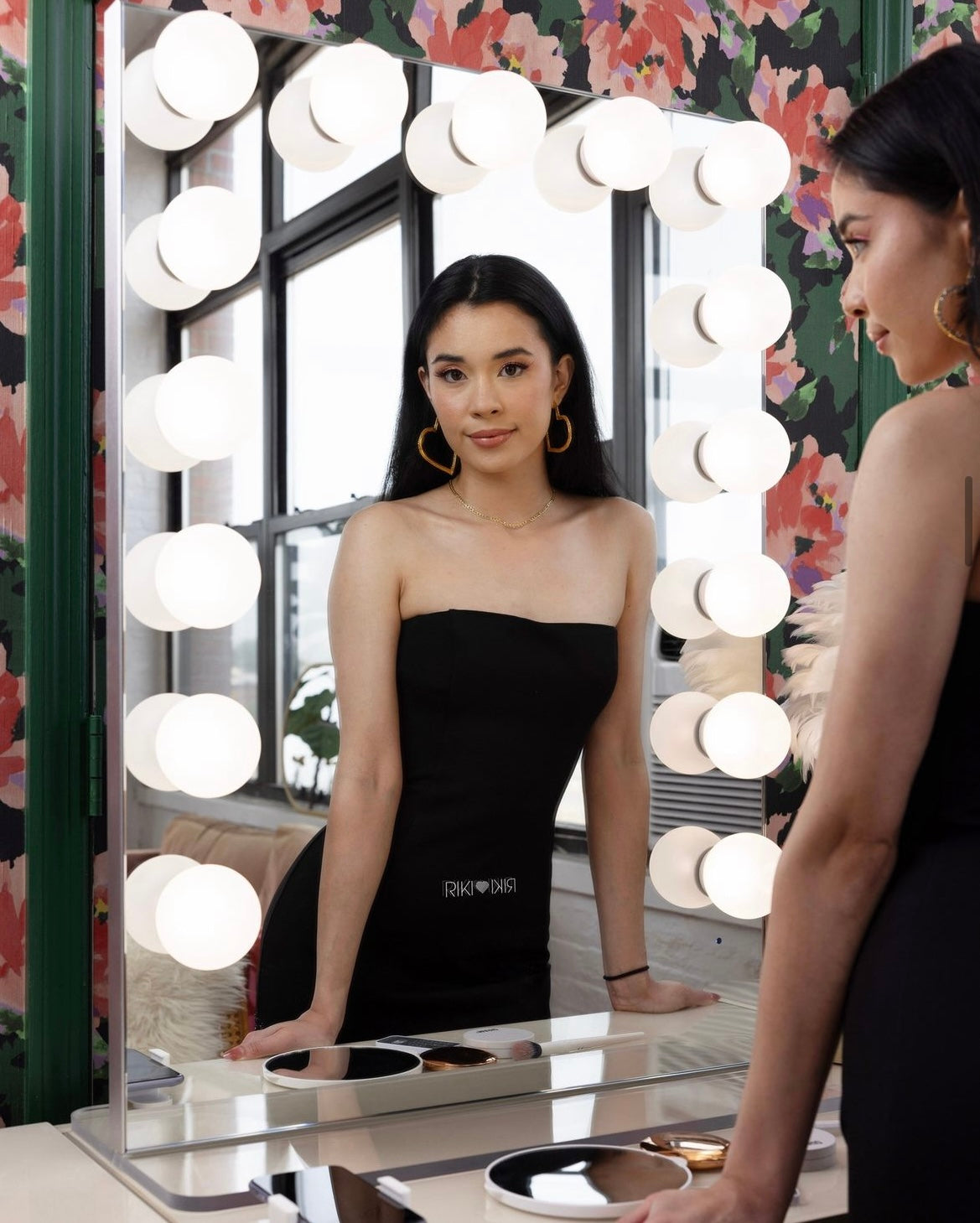 Illuminate Your Beauty with the RIKI HOLLYWOOD Makeup Mirror