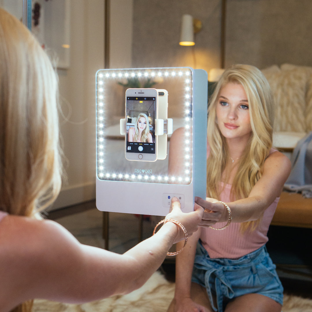 Enhance your travel beauty with the RIKI Babe Travel Set. The attachable makeup mirror with daylight LED lighting and multiple magnification options ensures perfect makeup application wherever you are!