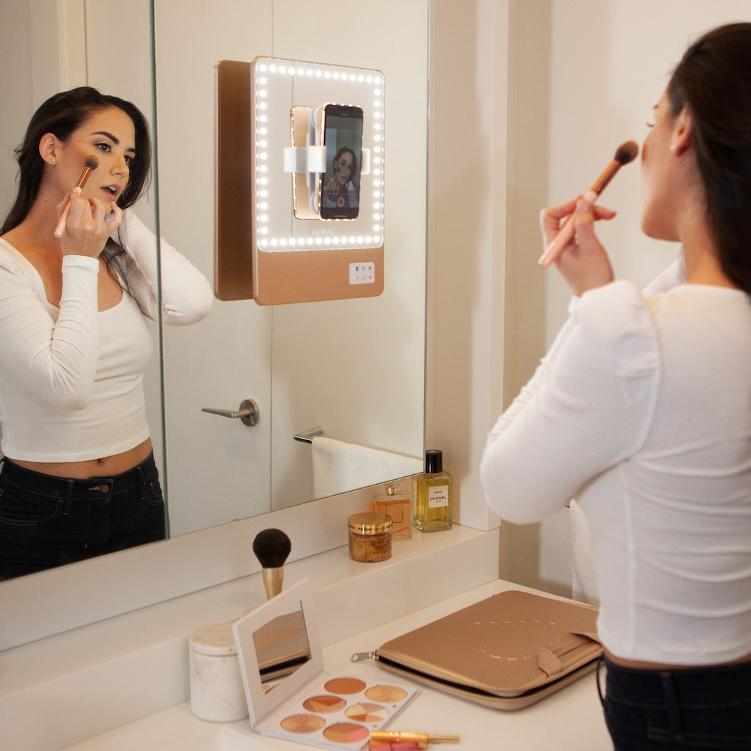 Enhance your travel beauty routine with the RIKI Babe Travel Set in Champagne Gold. The RIKI SKINNY mirror with daylight LED lighting and matching accessories makes it easy to achieve flawless makeup anywhere!