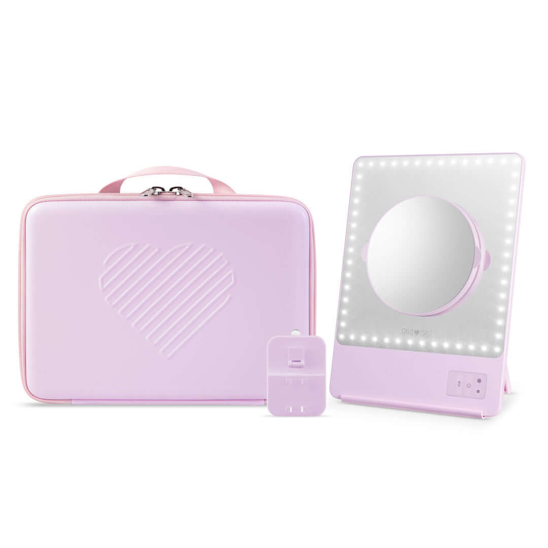 Brighten your travels with the RIKI Babe Travel Set in Pink. Featuring the RIKI SKINNY mirror with adjustable brightness and chic accessories, this set is a must-have for beauty enthusiasts on the move!