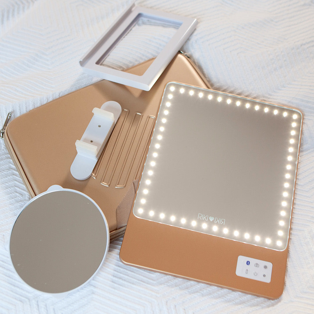 "Glide through your travels with the RIKI Babe Travel Kit in Champagne Gold. This set, featuring the RIKI SKINNY mirror with adjustable lighting, is perfect for achieving flawless beauty on the go!